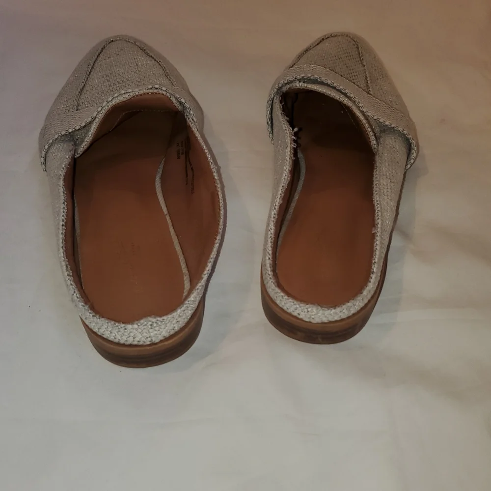 Universal Thread slip on shoes